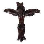 Äußerst seltene museale Kreuzesdarstellung mit Seraphimflügeln Höhe: 67 cm. Breite: 63 cm. 17.
