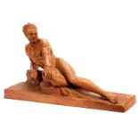 Terrakottaskulptur eines lagernden männlichen Aktes Länge der Plinthe: ca. 61,5 cm. Auf der