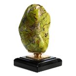 Großer grüner Opal Höhe: ca. 22 cm. Gesamthöhe: 28,5 cm. Madagaskar. Der Block aus poliertem