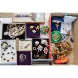 Costume jewellery, including silver faux pearls, trinkets,