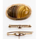 A Victorian banded agate oval yellow metal brooch,