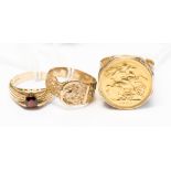 A 9ct gold gentleman's ring Birmingham 1976, encasing a full sovereign, dated 1905, ring size Z;,