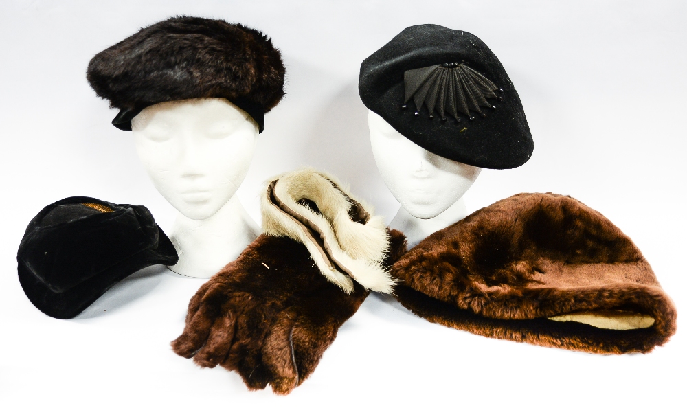 A Beaver Lamb late 1940s hat with a dome crown and matching gloves;