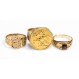 A 9ct gold gentleman's ring, Birmingham 1976, encasing a full sovereign, dated 1905, ring size Z,