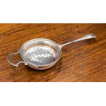 A George V silver tea strainer, Old English style handle, hallmark Birmingham 1919, maker J.B.