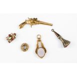 A 'pistol' watch key and other jewellery items