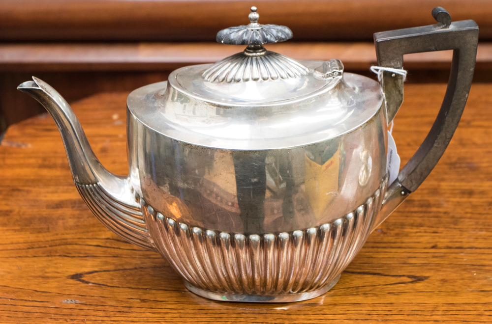 An Edwardian Walker & Hall silver teapot, Sheffield 1901, the lower half with a ribbed body,