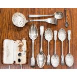 Four Mappin and Webb silver teaspoons Sheffield 1900, 61.