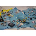 A large collection of RAF and other related badges to include: WW1 On War Service 1915: WW1