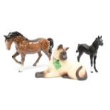 Beswick Bay horse with raised front leg, gloss, together with a matte Siamese cat (boxed),
