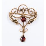 A 9ct gold pendant set with garnets, 4.