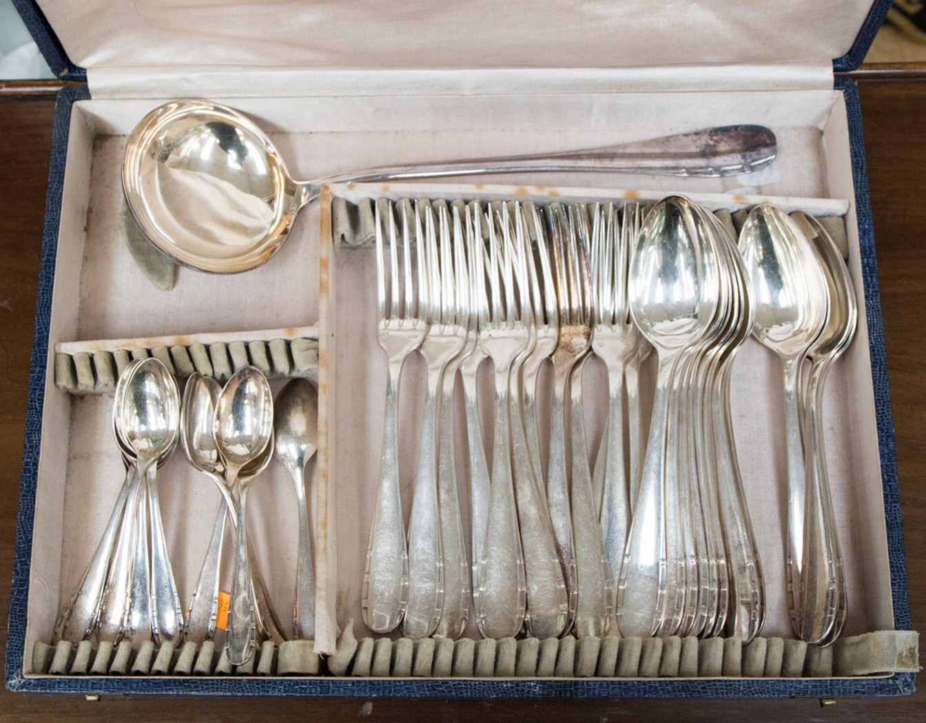 Silver plated French cutlery in a blue case, Societe Anonyme Argental, weight 76.