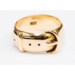 An 18ct gold buckle ring, approx 7mm wide, size K, total gross weight approx 7.