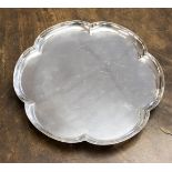 ***VENDOR COLLECTED (IB) 20/04/17*** An Elizabeth II silver tray with scallop style raised edge
