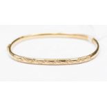 A 9ct gold hinged bangle, hollow construction, 5.