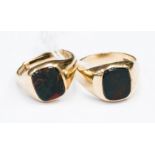 Two gent's bloodstone 9ct gold signet rings, w size S and U,