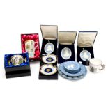 A Wedgwood American plates and three boxed medallions