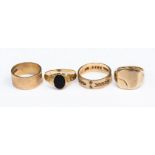 A 9ct gold and onyx signet ring, size L,