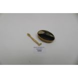 A horn snuff box and scoop (2)