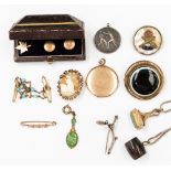 An assorted lot of late Victorian and early 20th Century jewellery to include a yellow metal locket,