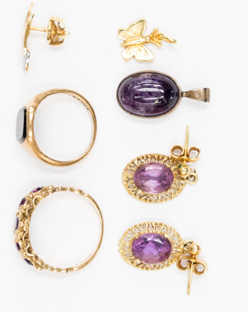 A Victorian style 9ct gold ring set with five amethysts, a cabachon amethyst pendant set in silver,