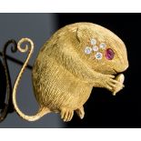 An 18ct yellow gold Mouse brooch, realistically modelled, of textured yellow gold,