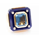 A Kara Ross blue topaz and lapis lazuli set 18ct yellow gold ring,