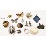 An assorted lot of jewellery to include a Blue John brooch,