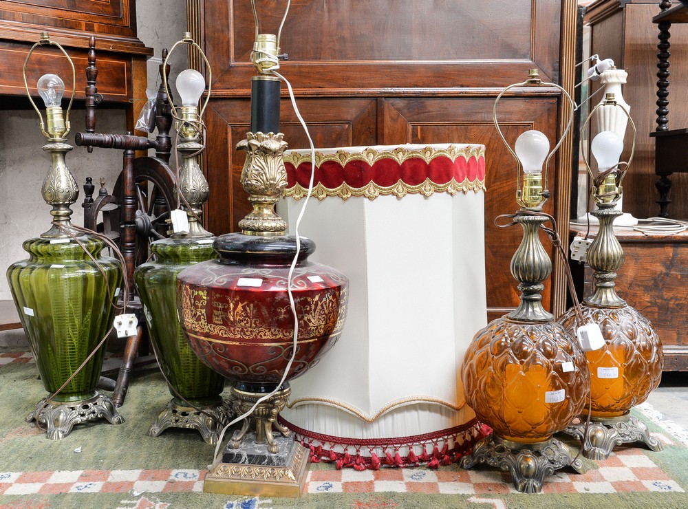 Two large pairs of American glass table lamps with large shades, two in amber colour, two in green,