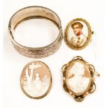 A 9ct gold surround cameo (19th Century) brooch;