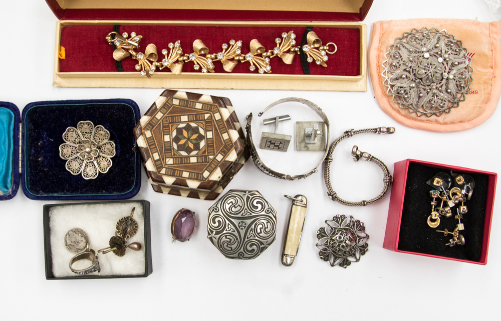 A small quantity of costume jewellery, including amethyst brooch, filigree brooches,