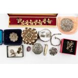 A small quantity of costume jewellery, including amethyst brooch, filigree brooches,