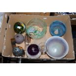 A box of Studio glassware including a Mike Hunter Studio glass vase, lattice and purple glass,