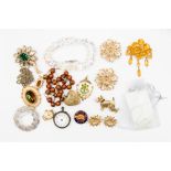 Costume jewellery to include Sarah Coventry, brooches,