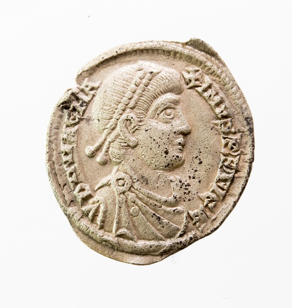 Magnus Maximus Siliqua, Trier. Obv. Pearl diademed, draped and cuirassed bust right.