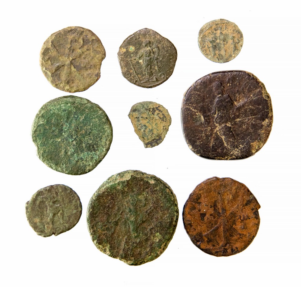 Roman coin group including a centionalis of Magnentius, Faustina sestertius, - Image 2 of 2