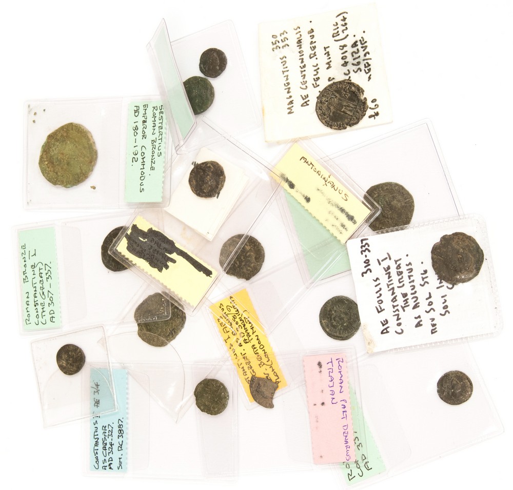 Fifteen Roman bronze coins to include: Magnentius centenionalis FELICITAS REIPVBLICAE, Trier,