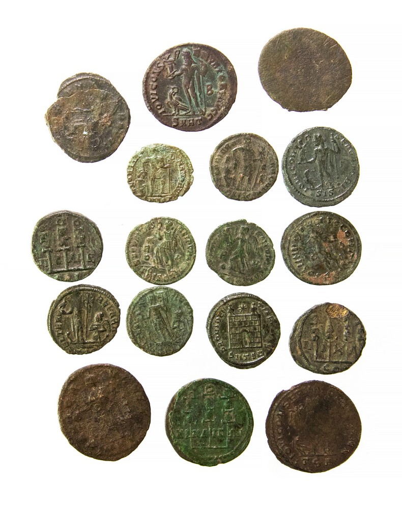 Roman bronze coin group to include coins of Aurelian (2), Constantine II, Licinius (5), Gratian, - Image 2 of 2