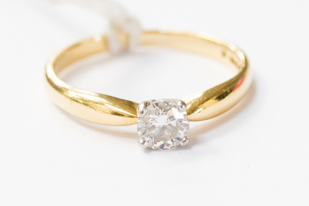 A diamond and 18ct gold ring set with approx 0.