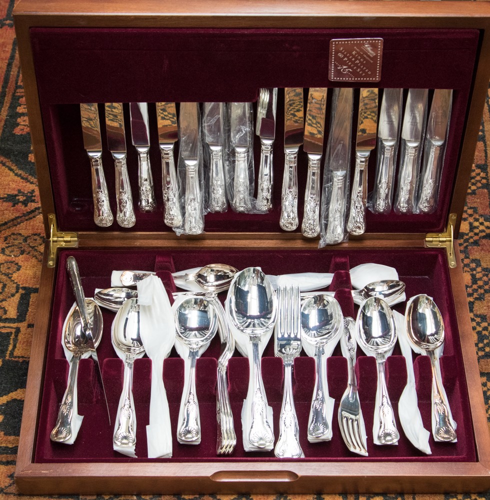 A canteen of Kings Pattern silver plate, in wooden case,