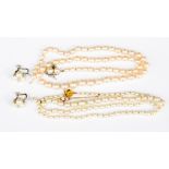 A graduated single row pearl necklace on a 14ct yellow gold clasp,