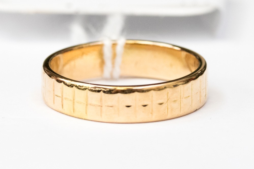 An 18ct gold patterned wedding ring, size P, weight approx 4.
