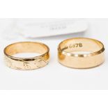 A 9ct gold floral and insect engraved band, approx 5 mm,