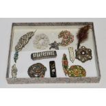 Thirteen costume jewellery brooches to include an Ashford marble brooch and a duet clip (1)