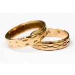 Two 9ct gold wedding bands both with engraved patterns, with a combined weight of approx 5.