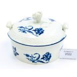 A Worcester Blue & White Butter Tub & Cover, Gillyflower Pattern, with basket weave borders,