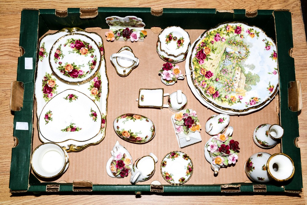 A good collection of Royal Albert 'Country Roses' and decorative plates, jardiniere vase,