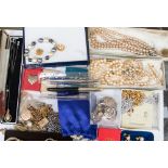 A bag of assorted costume jewellery, including silver, white metal approx 1.