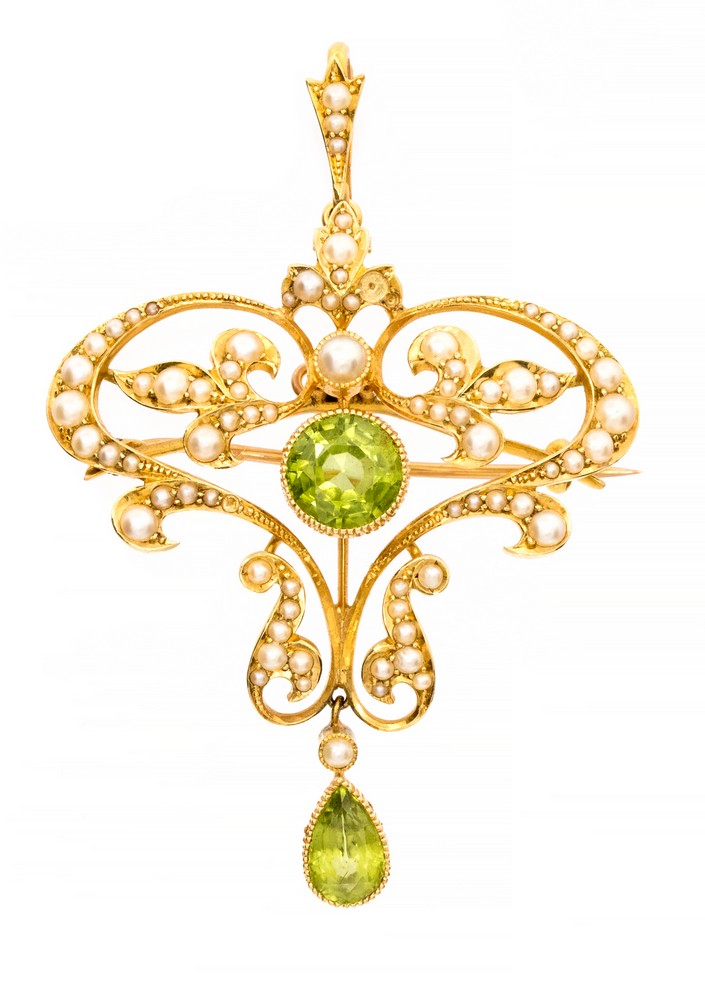 An Edwardian 15ct peridot and seed pearl set pendant/brooch, the ...