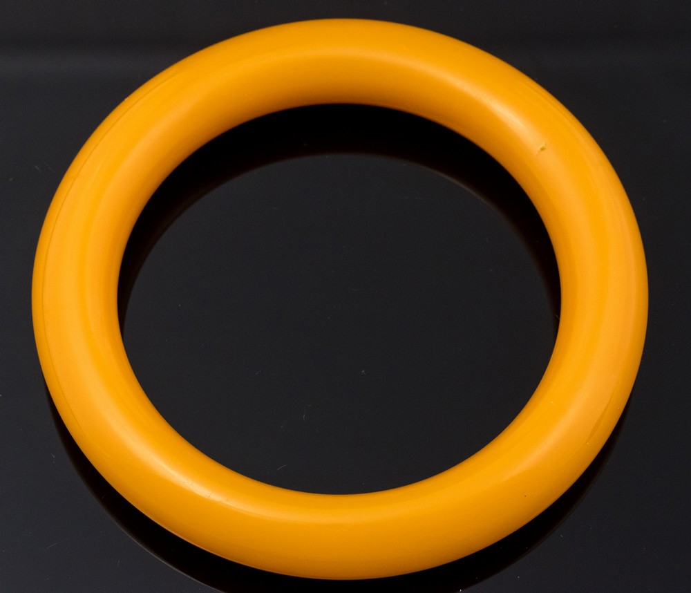 A 1920s amber bakelite bangle, 6.